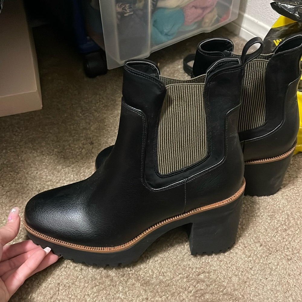 Chinese laundry size 8.5 booties fits more like a 9. Never worn. New in box